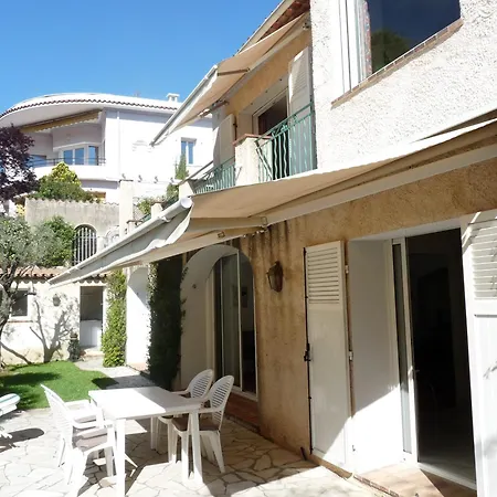 A Lovely Large With A Big Swimming Pool And Gardens In A Calm Area Of - 1921 *